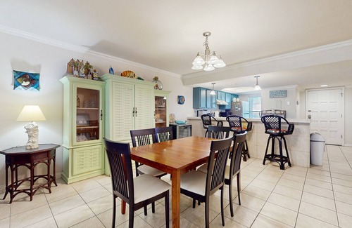 South Padre Island Condo | First-floor Condo with Shared Pool & Hot Tub - 1 Block to Beach