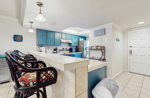 South Padre Island Condo | First-floor Condo with Shared Pool & Hot Tub - 1 Block to Beach