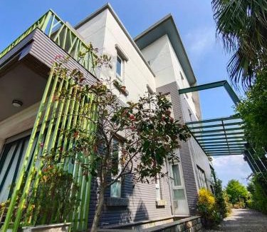 Dongshan Villa | Fish Nest Villa 宜蘭親子包棟民宿 戲水池 歡唱 代訂晚餐