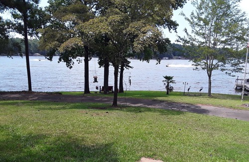 Milledgeville Cabin | Fisherman's cabin located on main body of deep water on Lake Sinclair.