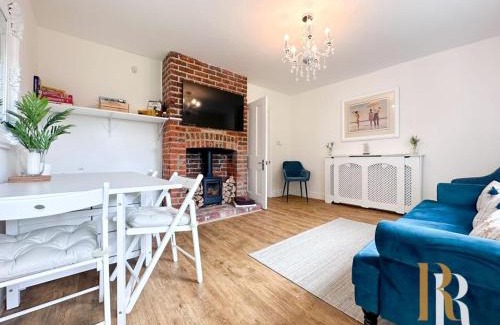 Harwich Apartment | Fisherman's Cottage - Harwich Breaks - BRAND NEW - long stays available great prices - get in touch for all bookings - cottage in harwich - beach stay