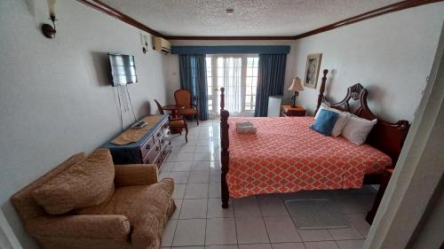 Falmouth Hotel | Fisherman's Inn Hotel on the Luminous Lagoon