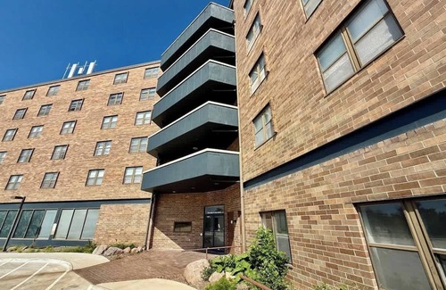 North Central Omaha Apartment | Fitness Hub, Pickleball, & City Attractions