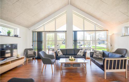 Grena Strand House | Five-Bedroom Holiday Home In Grenaa