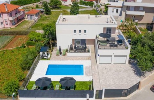Dicmo Villa | Five Bedroom Villa with Private Pool