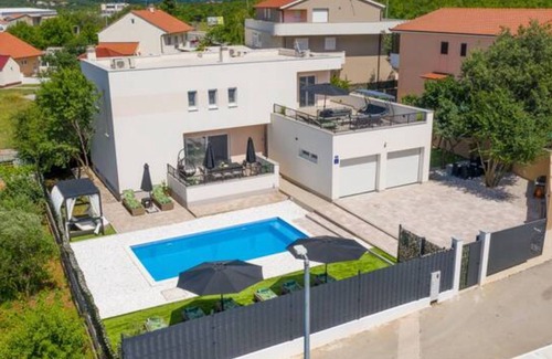 Dicmo Villa | Five Bedroom Villa with Private Pool