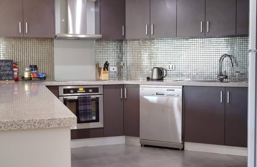 Fremantle Apartment | Fiveways on the Terrace : Close to old italian butcher/grocer & steps to cafes