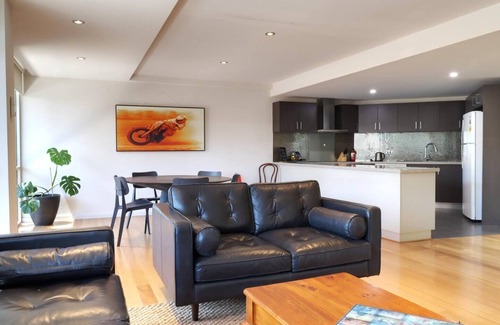 Fremantle Apartment | Fiveways on the Terrace : Close to old italian butcher/grocer & steps to cafes