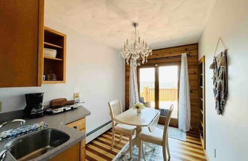 Sidney House | Flagview Lodge - Cozy Apartment with a View