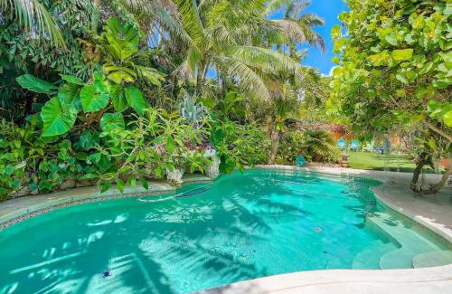 Sunshine Park House | Flamingo Casita - Wander through a Garden Hideaway with Shared Pool