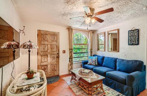 Sunshine Park House | Flamingo Casita - Wander through a Garden Hideaway with Shared Pool