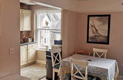 South Cliff Apartment | Flat 12 Sebastian Court Esplanade Gardens