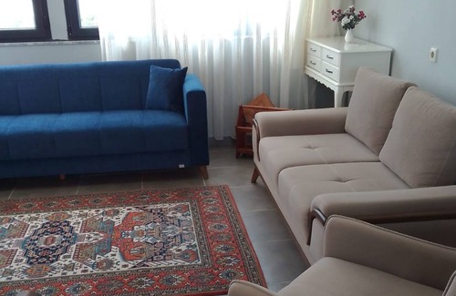 Cumhuriyet Apartment | Flat Close to Sea with Balcony in Seferihisar