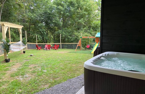 Sevierville Cabin | Flat Fenced yard, hot tub , wifi, pool table