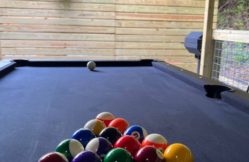 Sevierville Cabin | Flat Fenced yard, hot tub , wifi, pool table