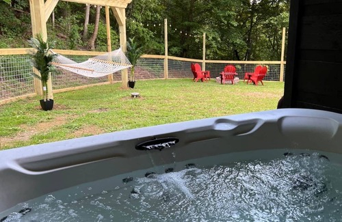 Sevierville Cabin | Flat Fenced yard, hot tub , wifi, pool table