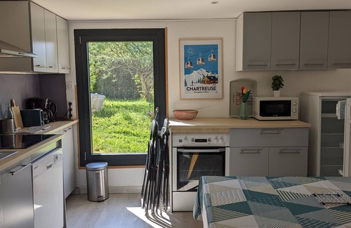 Saint-Bernard Apartment | flat tray small rocks