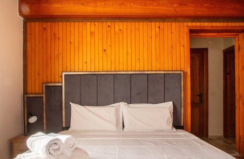 Urla Apartment | Flat w Fireplace, Terrace 3 min to Beach in Urla