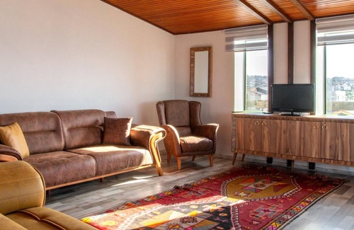 Urla Apartment | Flat w Fireplace, Terrace 3 min to Beach in Urla