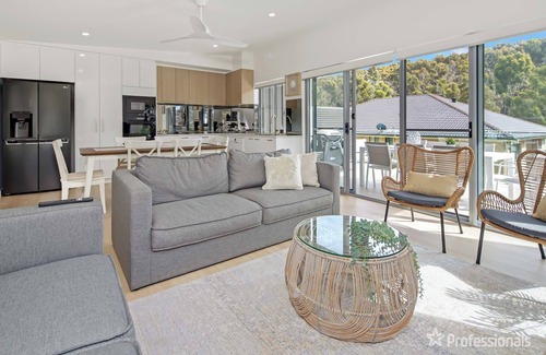 Malua Bay House | Flat Walk to Beach & Shops, WiFi | Bay Dream