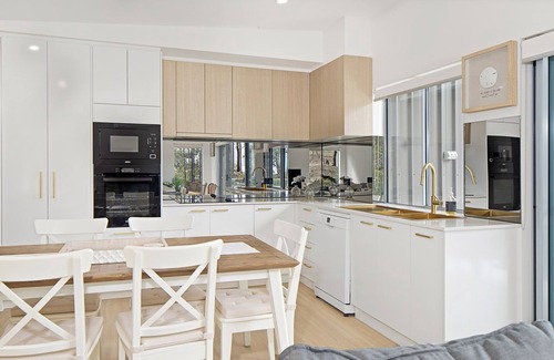 Malua Bay House | Flat Walk to Beach & Shops, WiFi | Bay Dream