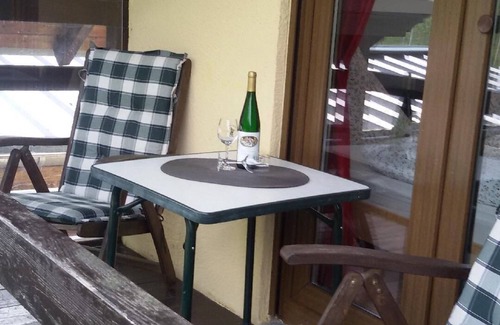 Krov Apartment | Flat with balcony and view of the vineyards