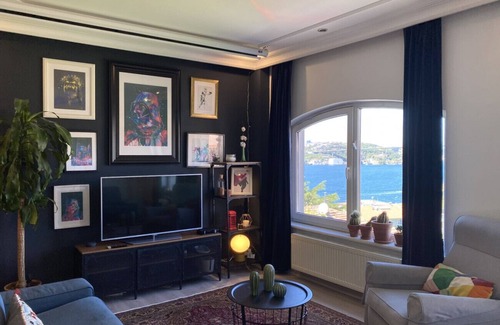 Uskudar Apartment | Flat with Bosphorus View and Backyard in Uskudar