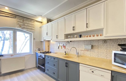 Uskudar Apartment | Flat with Bosphorus View and Backyard in Uskudar
