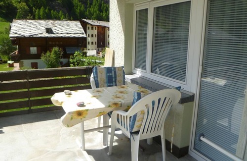 Taesch Apartment | Flat with private terrace