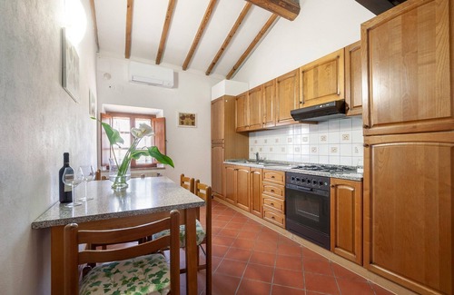 Peccioli Apartment | Flat with swimming pool and air conditioning