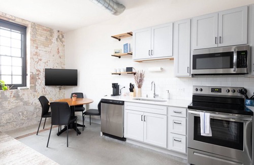 Westown Apartment | Flexhome Brewery District 2-Story 2BR Apt Near Fiserv with Rooftop, Gym, and Parking