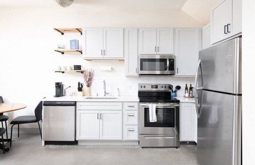 Westown Apartment | Flexhome Brewery District 2-Story 2BR Apt Near Fiserv with Rooftop, Gym, and Parking