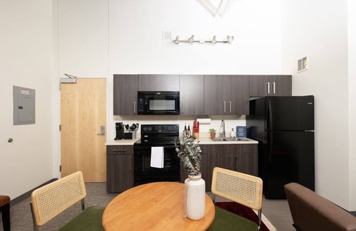 Westown Apartment | Flexhome Cream City 2BR Apt - Just 3 Blocks to Fiserv with Gym and Parking