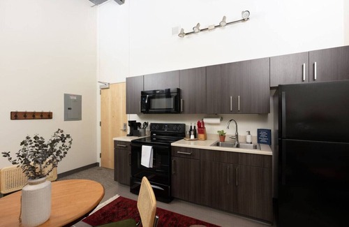 Westown Apartment | Flexhome Cream City 2BR Apt - Just 3 Blocks to Fiserv with Gym and Parking