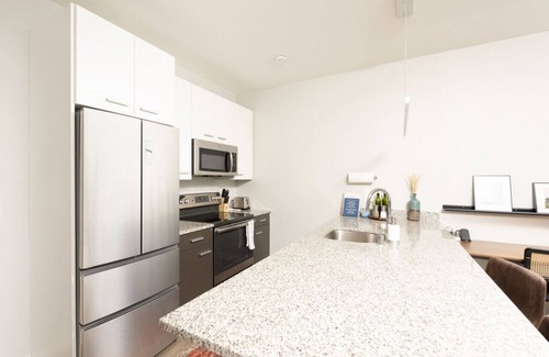 Fifth Ward Apartment | Flexhome Walker's Point 1BR Q2