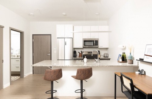 Fifth Ward Apartment | Flexhome Walker's Point 1BR Q2