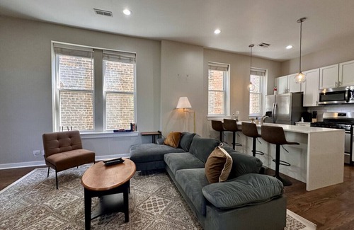 West Town Apartment | Flexhome West Town 2BR Apt T1