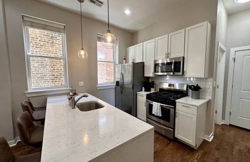 West Town Apartment | Flexhome West Town 2BR Apt T1