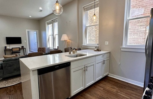 West Town Apartment | Flexhome West Town 2BR Apt T1