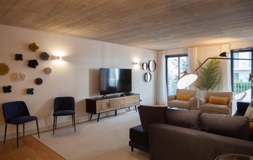 Lisbon Old Town Apartment | FLH Intendente Blue Flat with Balcony