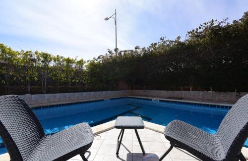 Eilat House | Flintstone Guest House בית ההארחה בן 11 החדרים אינו וילה פרטית אתם מזמינים רק חדרים לא את כל הוילה