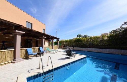 Eilat House | Flintstone Guest House בית ההארחה בן 11 החדרים אינו וילה פרטית אתם מזמינים רק חדרים לא את כל הוילה