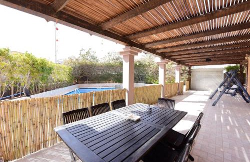 Eilat House | Flintstone Guest House בית ההארחה בן 11 החדרים אינו וילה פרטית אתם מזמינים רק חדרים לא את כל הוילה