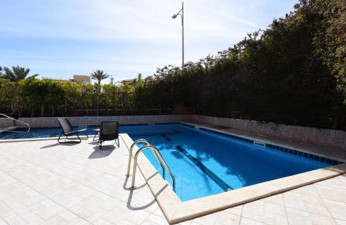 Eilat House | Flintstone Guest House בית ההארחה בן 11 החדרים אינו וילה פרטית אתם מזמינים רק חדרים לא את כל הוילה