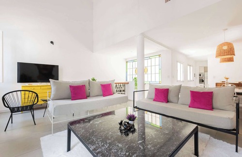 Palermo Condo | Fliphaus + Vibes in Soho 'C' - 4 Bd Pool & BBQ