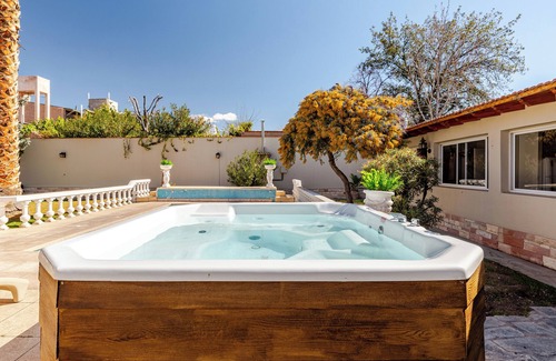 Godoy Cruz Villa | FLIPHAUS Wine Country Erlich