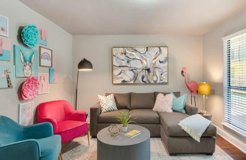 Oakmont Heights Apartment | Flirty Flamingos l Poolside l Sleeps 10 l Roku TVs