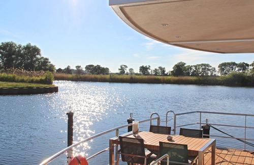 Ueckermuende House | Floating 44 Schwimmendes Ferienhaus für den Besonderen Urlaub auf dem Wasser