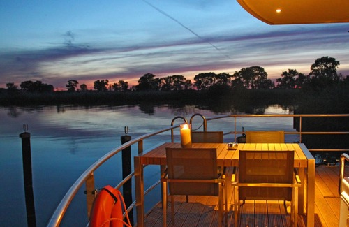 Ueckermuende House | Floating 44 Schwimmendes Ferienhaus für den Besonderen Urlaub auf dem Wasser