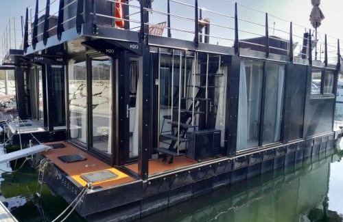 Castelletto Sopra Ticino Boat Rental | Floating Experience Black Pearl, Lago Maggiore